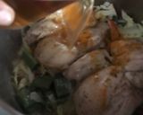 Foto del paso 10 de la receta: Pollo guisado a la cúrcuma, con verduras cerveza y naranja