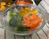รูปขั้นตอนการทำที่ 2 ของ อกไก่ฉีก ผักรวมนึ่ง 🥕🥦🎃