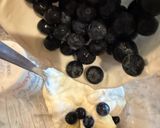Hình bước làm 1 của món Banana Blueberry Cheesecake