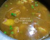 A picture of step 5 of Aloo matar gravy with Hari pyaz ki bhujiya.