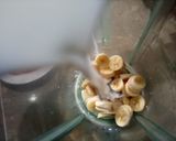 A picture of step 2 of Banana milkshake.