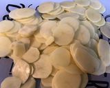 Une image de l'étape 2 de Gratin surprise de pommes de terre au bœuf mijoté et sauce crème au persil.