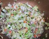 รูปขั้นตอนการทำที่ 4 ของ เส้นหมี่ผัดซีอิ๊วหมูสับผักรวม