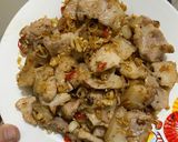 Hình bước làm 2 của món Thịt rang xả ớt