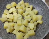 Foto del passaggio 3 della ricetta Patate con uova in padella