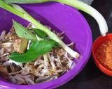 Foto langkah ke 2 dari resep Ayam suwir bumbu pedas.