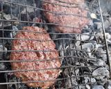 عکس مرحله 2 از دستور همبرگر گوشت ذغالی خانگی