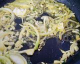 Foto langkah ke 5 dari resep Lyonnaise potato.
