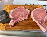 Une image de l'étape 1 de Côtes de porc marinées au chutney et persil grillées à la plancha.