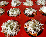 Foto del paso 4 de la receta: Muffins de berenjena y calabacín con verduritas y pollo