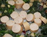 Foto del paso 5 de la receta: Ensalada con espinacas, garbanzos, salchicha alemana, boconccinos