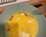 Foto del paso 1 de la receta: Tortilla francesa con queso y chorizo
