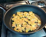 Foto del paso 2 de la receta: Pollo con salsa de curry, crema de coco y arroz