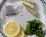 Foto langkah ke 1 dari resep Singapore Lemongrass Mint Tea.