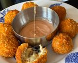 Foto langkah ke 7 dari resep Bitterbalen Ayam dan Mozzarella Keju.