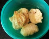 A picture of step 4 of Dahi Bhalla.