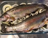 Une image de l'étape 6 de Truites saumonées aux oignons doux d Italie et aromates de la mer.
