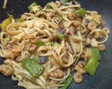 Une image de l'étape 5 de Nouilles sautées aux crevettes.