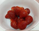 Foto langkah ke 1 dari resep Es kero strawberry.