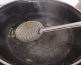 A picture of step 1 of Spicy maggi.