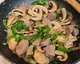 Foto del paso 5 de la receta: Salteado de magro de cerdo con champiñones y pimientos italianos