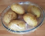 Foto del paso 1 de la receta Patatas a gajos con aliño 🥣