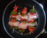 Foto del paso 4 de la receta: Brochetas de pechugas con jamón serrano, jamón cocido y verduras