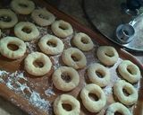 Foto langkah ke 3 dari resep Donat rumahan.
