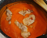 Foto del paso 5 de la receta: Jamoncitos de pollo con salsa de pimientos y tomate