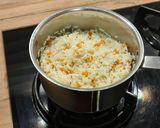 Foto del paso 2 de la receta: Merluza a la plancha con salsa de tomate y guarnición de arroz pilaf con zanahoria