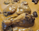 Foto del paso 7 de la receta: Pollo en salsa con ciruelas y champiñones