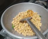 தாளித்த வெள்ளை சுண்டல்(sundal recipe in tamil) ரெசிபி ஸ்டேப் 3 புகைப்படம்