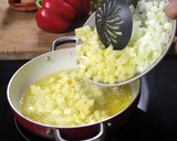 Foto del paso 2 de la receta: Pimientos rellenos de tortilla de patata