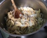 Une image de l'étape 5 de Sauce fromagère au jambon, champignons, câpres et deux fromages (pour pâtes).