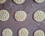 Foto del paso 3 de la receta: Galletitas básicas de vainilla, modelo "pisa papa" ☺️