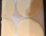 Foto del paso 2 de la receta: Empanadillas de atún olivas negras y queso de fundir