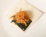 Hình bước làm 2 của món Chả giò rong biển chà bông gà