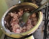 A picture of step 2 of Singaporean rice with gravy sauce.