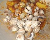 Foto langkah ke 3 dari resep Kerang Bumbu Kuning Pedas.