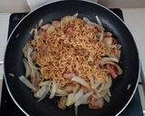 Hình bước làm 2 của món Mì gói xào bacon & trứng ốp la