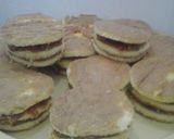 Foto del paso 2 de la receta: Alfajores Triples de pionono con dulce de leche y chocolate