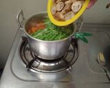 Foto langkah ke 2 dari resep Sop sayur jamur.