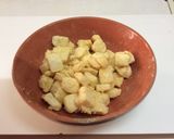 A picture of step 3 of Garlic butter bread cubes for salad or mushrooms soup.