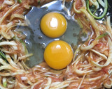 Foto del paso 3 de la receta: Calabacita con huevo en salsa roja