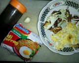 Foto langkah ke 1 dari resep Kreasi Mie Instan: Mie Yamin Minyak Bawang.