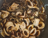 Foto del paso 3 de la receta: Chipirones encebollados en su tinta
