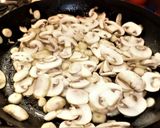 Foto del paso 2 de la receta: Medallón de pollo con hongos y puerro en colchón de panceta crispy