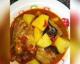 A picture of step 2 of Peppered catfish with potatoe.