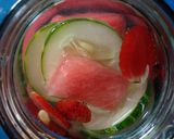 Foto langkah ke 1 dari resep Infused Water Semangka Strawberry Timun Jahe.