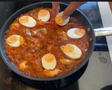 Foto del paso 5 de la receta: Pisto con langostinos, huevo y papas fritas